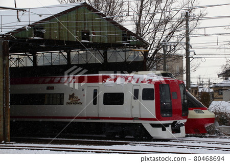 Nagano Electric Railway Nagano Line 2100 series / 1000 series (limited express vehicle) in winter Nagano Electric Railway Nagano Line 2100 series / 1000 series (limited express vehicle) in winter 80468694