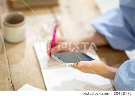 在木桌旁學習的女人 [零件切割] 80468775