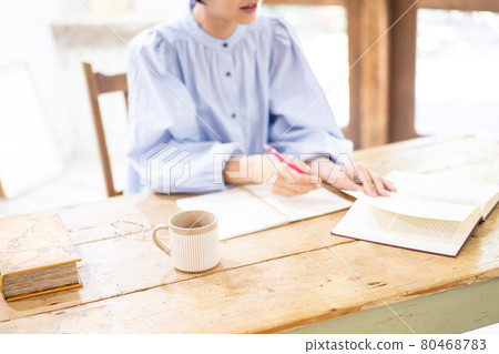 Woman studying at a wood desk [Parts cut] 80468783