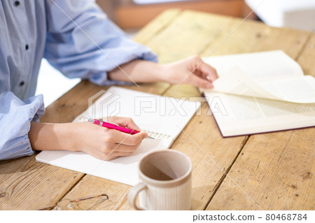 Woman studying at a wood desk [Parts cut] 80468784