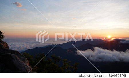 Mt. Ishizuchi: Dawn from the summit 80469196