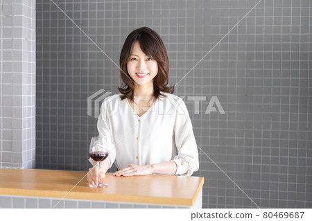 女侍酒師品酒 80469687