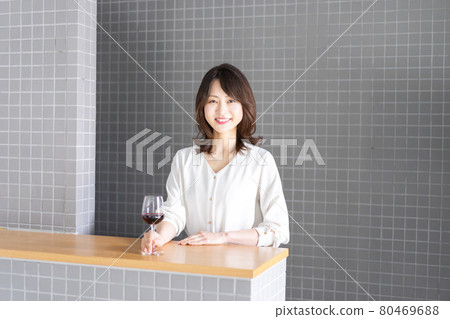 女侍酒師品酒 80469688