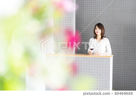 女侍酒師品酒 女侍酒師品酒 80469689