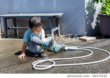 Infant's water play 80470282