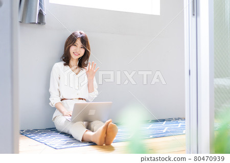 有視頻聊天的年輕女人 80470939