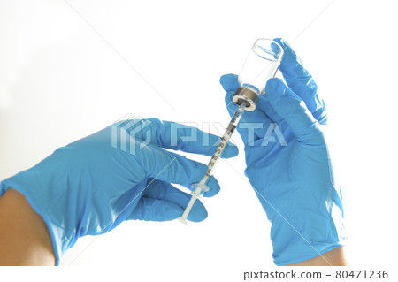 A needle and a vaccination bottle in the doctor's hand. 80471236