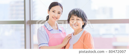 Senior women and long-term care staff in long-term care facilities 80472007