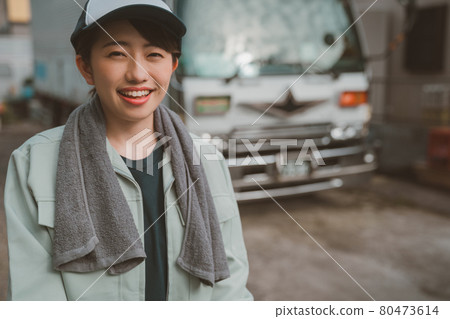 女卡車司機 80473614