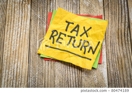 tax return reminder on a sticky note 80474189