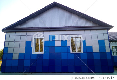 The one-story house is covered with blue panels The one-story house is covered with blue panels 80475017