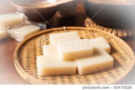 Kakumochi配上竹漏勺，chabudai上的方形麻square，東部Kakumochi，一個內袋和一個切年糕 80475026