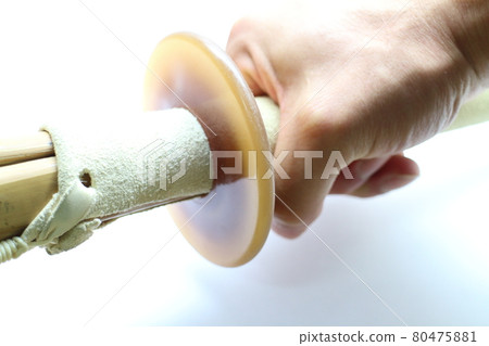 拿著竹劍的人的手 80475881