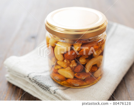 堅果用蜂蜜醃製 堅果用蜂蜜醃製 80476128