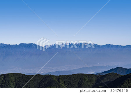 夏天的宇久志原高原，清晨從小鹿花眺望立山山脈方向的群山 80476346