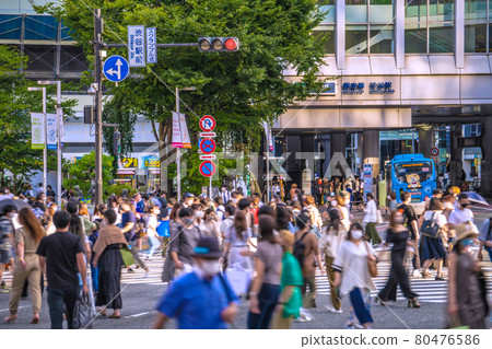 日本東京市容 2848 人感染，最終創歷史新高。雖然是在第四次宣言之下，澀谷卻是人潮洶湧=7月27日 80476586