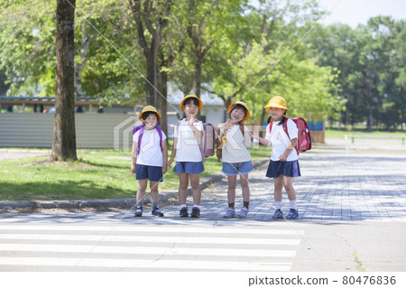 背著書包上學的小學生 80476836