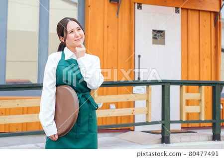 Worried restaurant staff 80477491