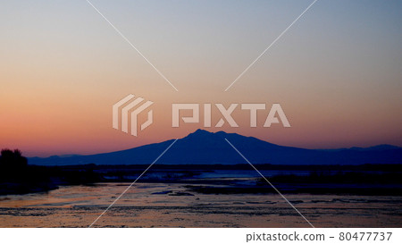 Dawn of the Sea of Okhotsk in winter 80477737