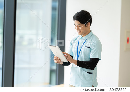 Male caregiver care image Caregiver care staff ■ Shooting cooperation "LINK FOREST" Male caregiver care image Caregiver care staff ■ Shooting cooperation "LINK FOREST" 80478221