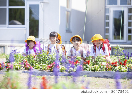 Children carrying school bags 80478401
