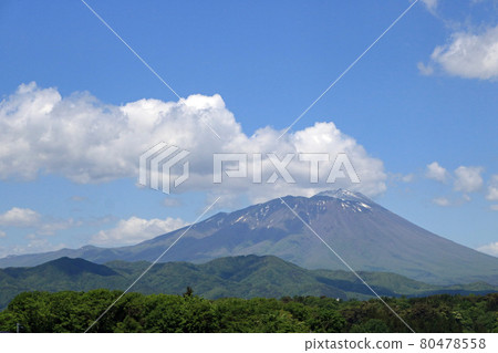 從盛岡綠丘眺望初夏的岩手山 從盛岡綠丘眺望初夏的岩手山 80478558