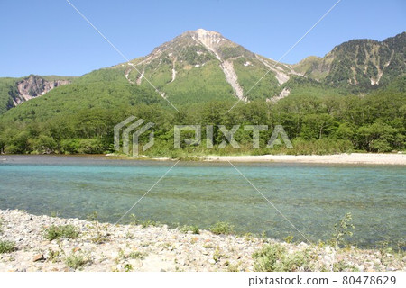 Shinshu Kamikochi, Taisho Pond in Kamikochi surrounded by fresh spring greenery and Mt. Yake in the background 80478629