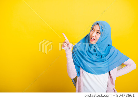 Asian Muslim Arab woman Islam wear hijab smile she positive expression pointing finger side Asian Muslim Arab woman Islam wear hijab smile she positive expression pointing finger side 80478661
