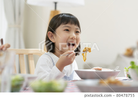 Second grade girl eating 80478755
