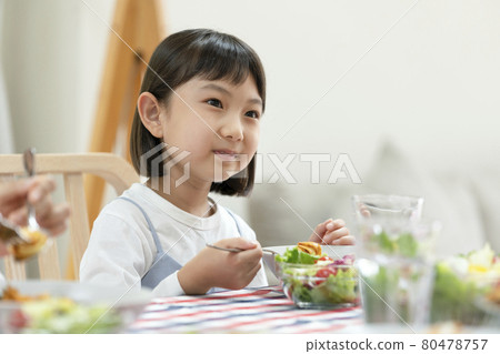 8歲女孩吃飯 8歲女孩吃飯 80478757