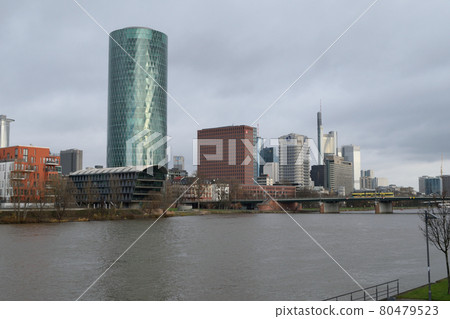 112.3m Westhafen Tower 和 River Main(德國法蘭克福) 112.3m Westhafen Tower 和 River Main(德國法蘭克福) 80479523