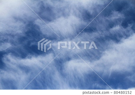 卷雲在夏日的天空中蔓延 卷雲在夏日的天空中蔓延 80480152