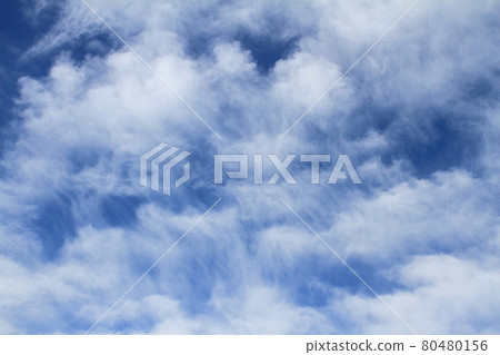 卷雲在夏日的天空中蔓延 80480156