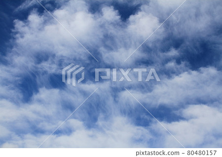 卷雲在夏日的天空中蔓延 80480157