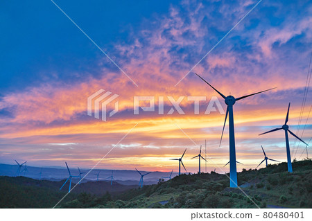 [Wind power generation in the Aoyama Highlands (evening)] Kachiji, Iga City, Mie Prefecture 80480401