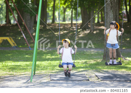 孩子們放學後在公園裡玩耍 80481185