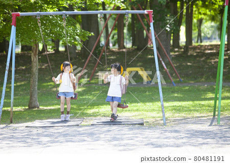 孩子們放學後在公園裡玩耍 孩子們放學後在公園裡玩耍 80481191