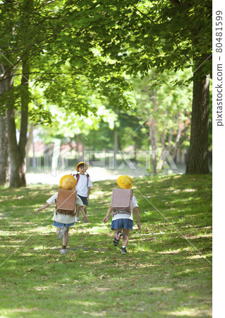 孩子們去上學 80481599