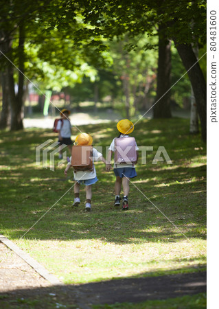 孩子們去上學 80481600