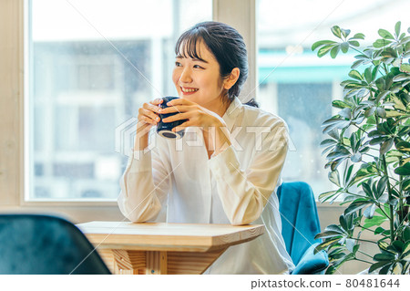 Business woman drinking coffee at a cafe (smile) Business woman drinking coffee at a cafe (smile) 80481644
