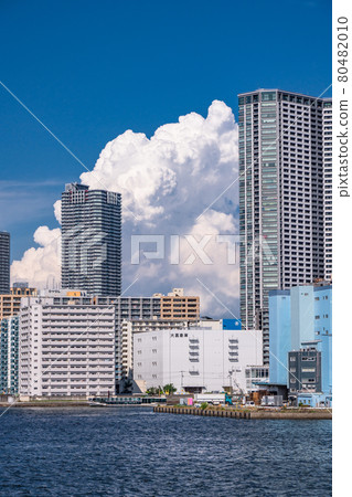 《東京》東京灣區塔式公寓和夏日天空 《東京》東京灣區塔式公寓和夏日天空 80482010