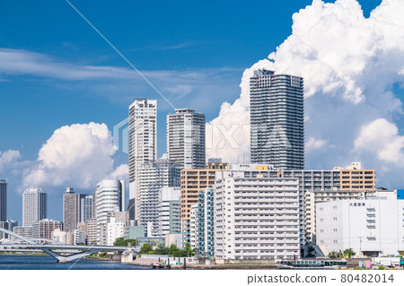 《東京》東京灣區塔式公寓和夏日天空 《東京》東京灣區塔式公寓和夏日天空 80482014