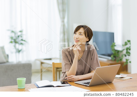 女人在家工作遠程工作 80482245