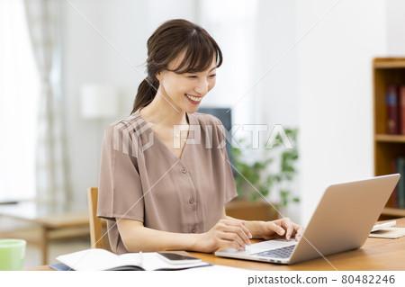 女人在家工作的遠程辦公 80482246