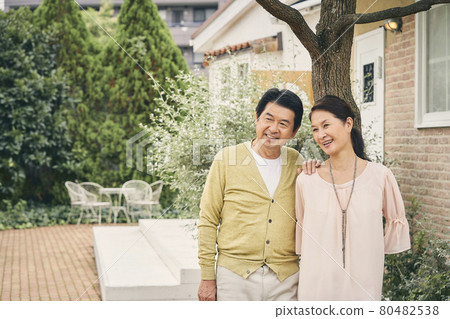 Garden couple senior generation Garden couple senior generation 80482538