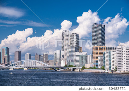 《東京》東京灣區塔式公寓和夏日天空 80482751