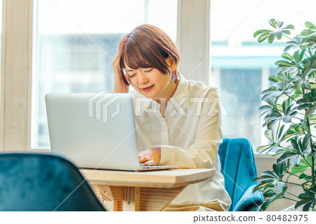 Business woman in a cafe (problem) Business woman in a cafe (problem) 80482975
