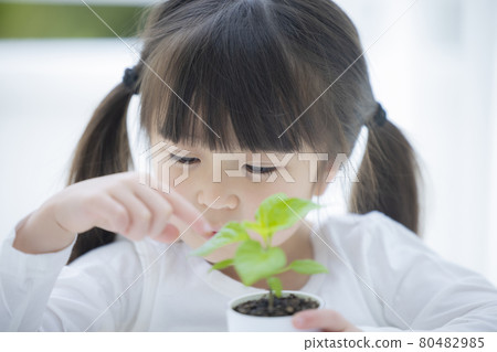 6 歲的女孩和媽媽 6 歲的女孩和媽媽 80482985