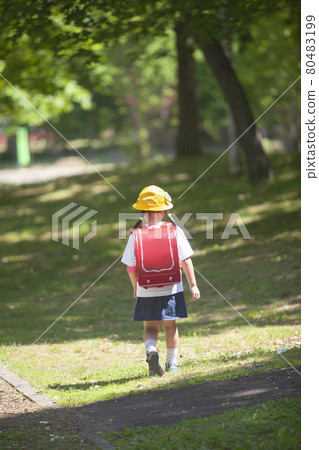 Elementary school student going to school 80483199
