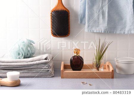 帶香水瓶的浴室景觀 80483319